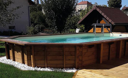 Filtration, pH, désinfection, nettoyage... entretenir sa piscine hors-sol peut sembler complexe, mais avec les bonnes méthodes, c'est un jeu d'enfant ! Saviez-vous que la filtration assure à elle seule 80% du travail d'assainissement ? Ou qu'un pH mal équilibré peut ruiner l'efficacité de votre chlore ? De la remise en route printanière au traitement choc contre l'eau verte, en passant par le choix du bon désinfectant (chlore, brome, oxygène actif) et les techniques de nettoyage du fond, des parois et de la ligne d'eau... découvrez tous les secrets et produits indispensables pour profiter d'une eau saine toute la saison et hiverner sereinement votre piscine !