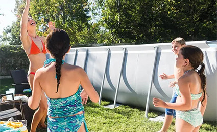 La piscine tubulaire fait partie de la gamme des piscines hors-sol. Elle est facilement reconnaissable grâce à sa structure en acier anti-corrosion qui lui assure une solidité et une stabilité remarquable