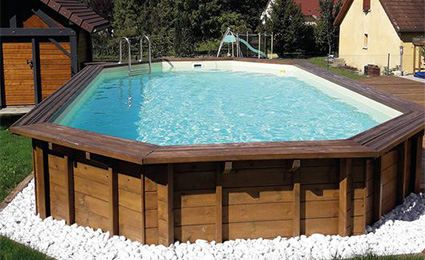 Vous retrouverez chez Cash Piscines deux gammes de piscines bois O'BYA : les piscines urbaines, dédiées aux petits espaces et les piscines “classiques”. Ainsi, plusieurs formes (rectangulaire, hexagonale, octogonale) et dimensions sont disponibles. De quoi vous offrir des espaces de baignade adaptés à votre jardin et à vos besoins.
